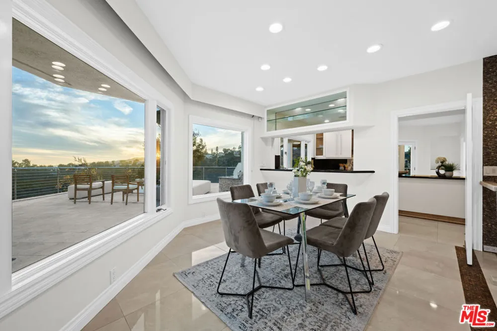 1121 Roberto Lane Los Angeles, CA 90077
