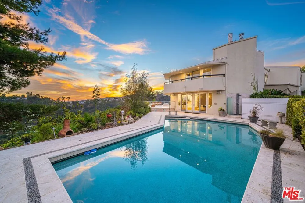 1121 Roberto Lane Los Angeles, CA 90077