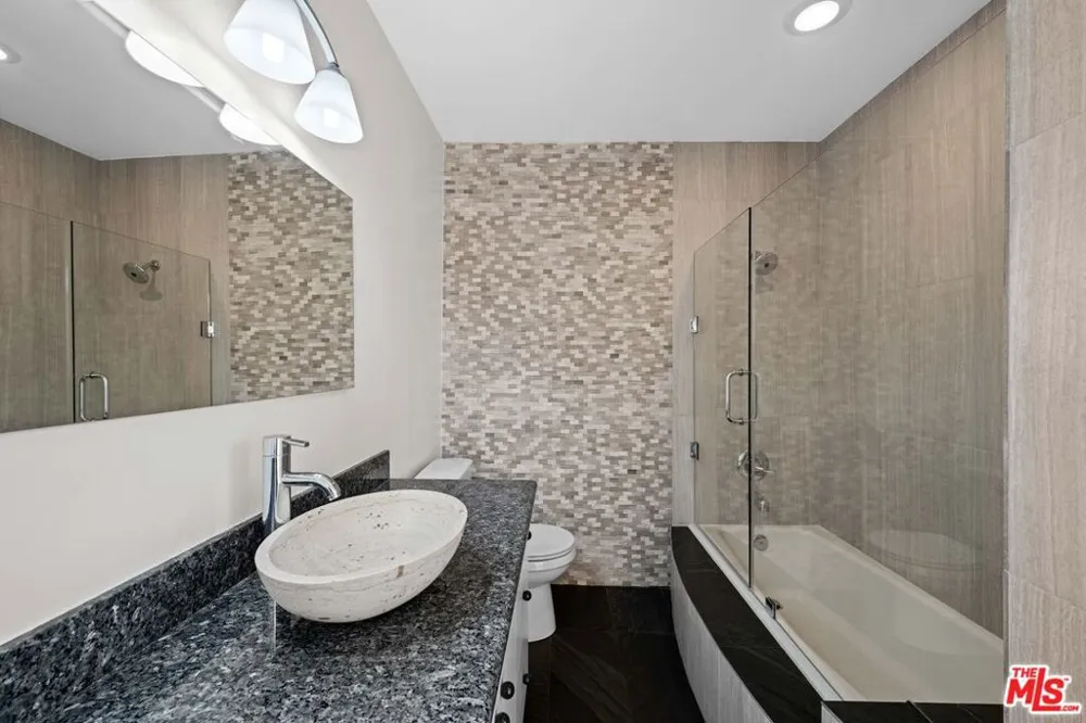 1121 Roberto Lane Los Angeles, CA 90077