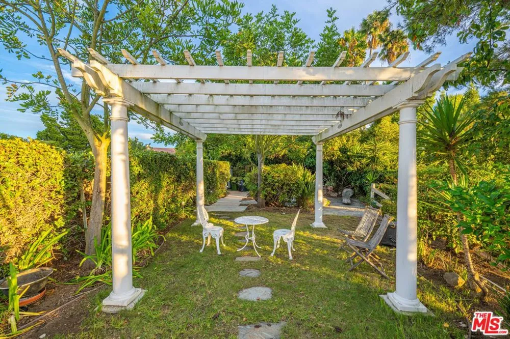1121 Roberto Lane Los Angeles, CA 90077