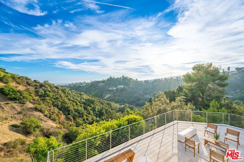 1121 Roberto Lane Los Angeles, CA 90077