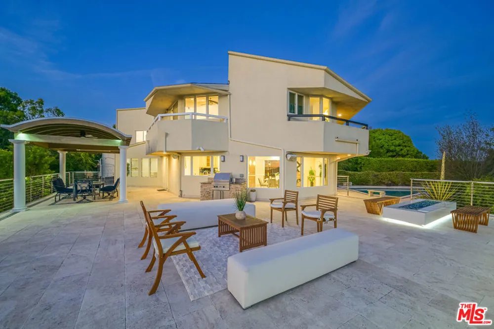 1121 Roberto Lane Los Angeles, CA 90077