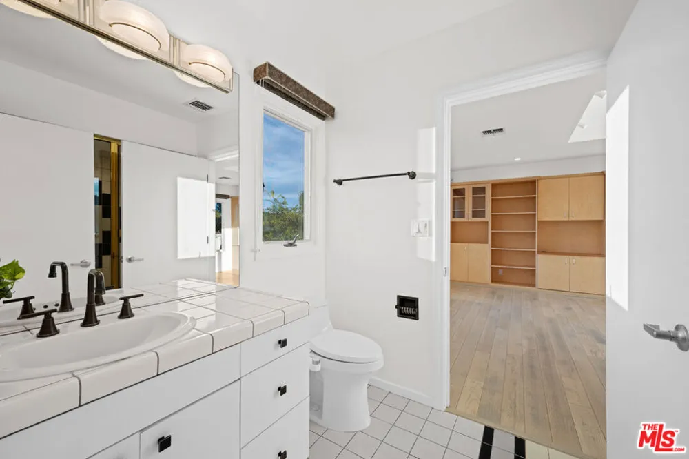 1121 Roberto Lane Los Angeles, CA 90077