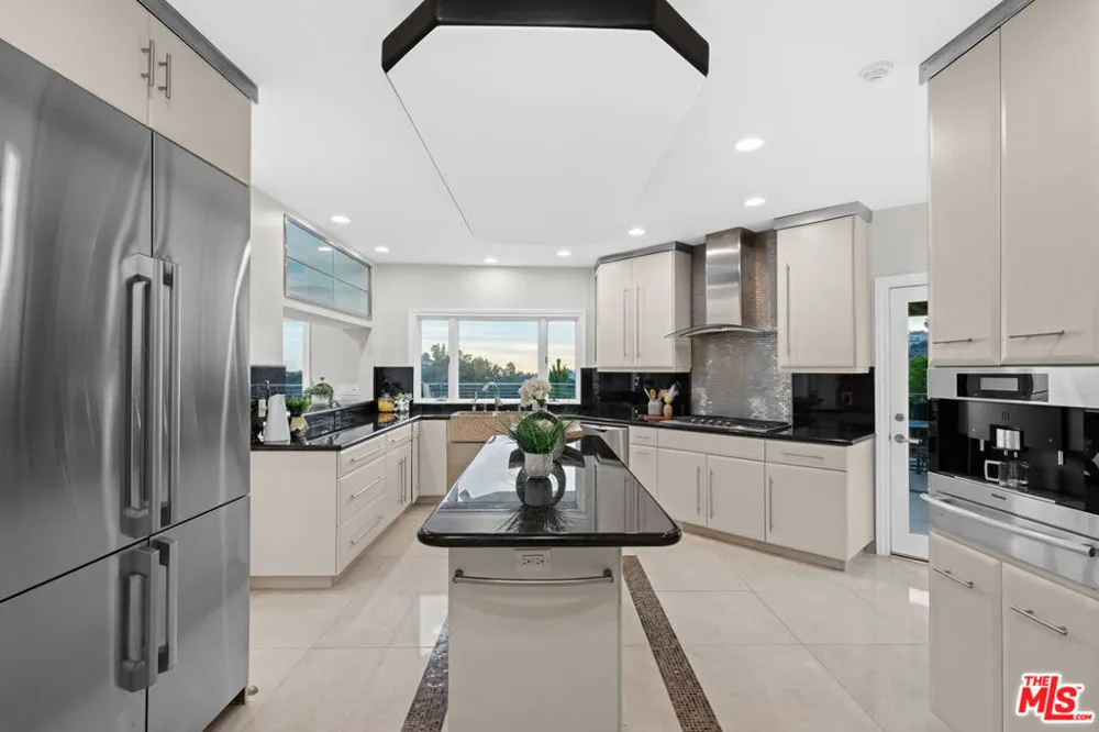 1121 Roberto Lane Los Angeles, CA 90077