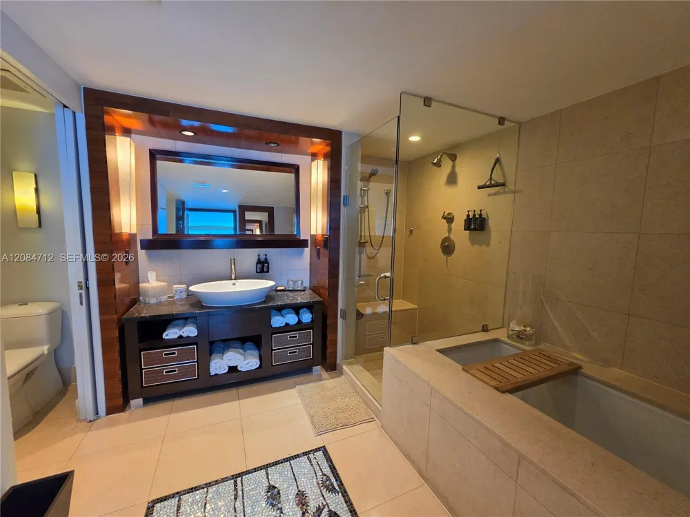 6801 Collins Ave #1014 Legal 1004 Door Miami Beach, FL 33141