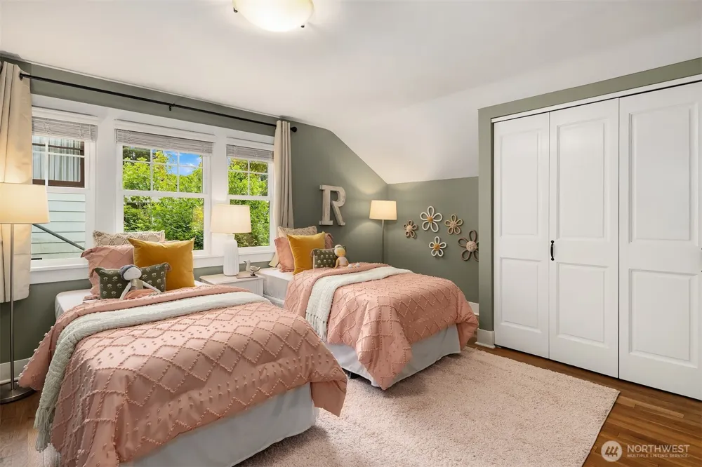 863 E Gwinn Place Seattle, WA 98102