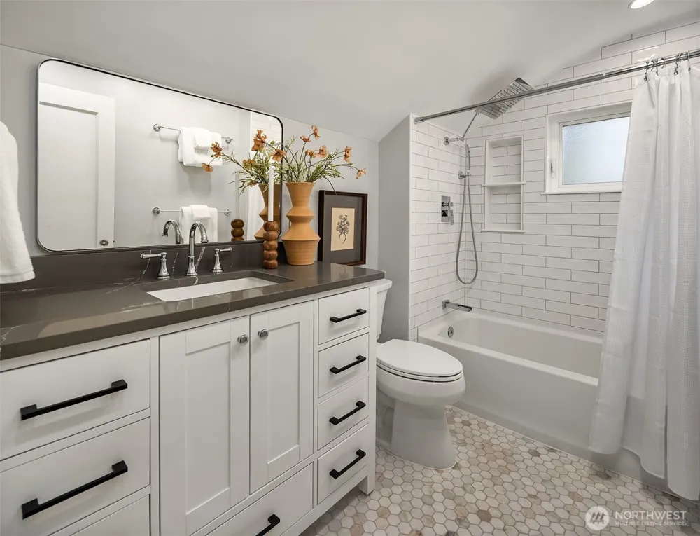863 E Gwinn Place Seattle, WA 98102
