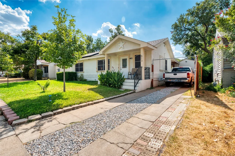 813 Iowa Street Irving, TX 75060