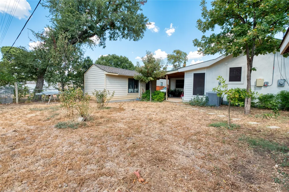 813 Iowa Street Irving, TX 75060