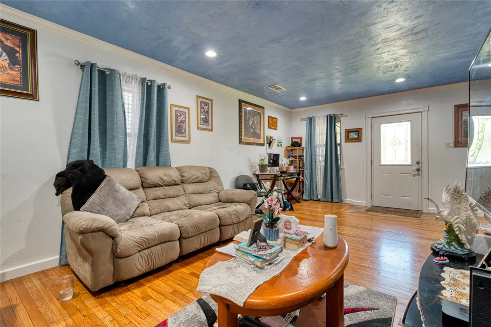 813 Iowa Street Irving, TX 75060