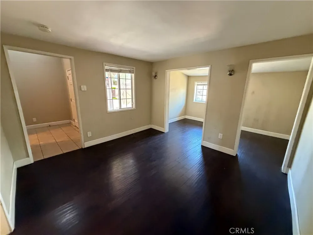 21514 Cohasset Street Canoga Park, CA 91303