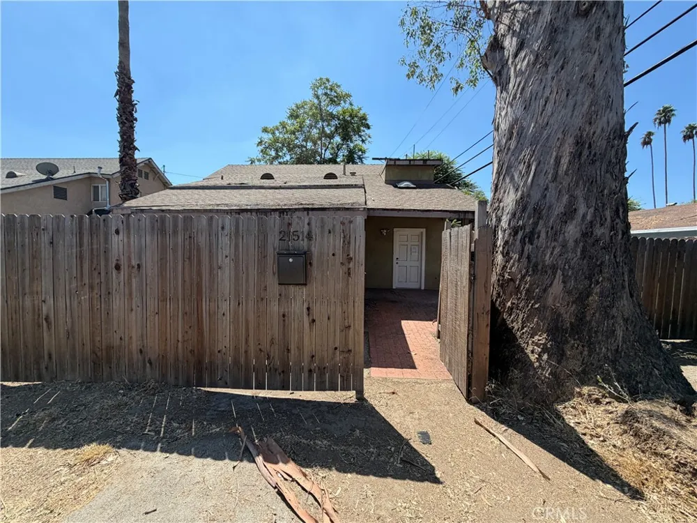 21514 Cohasset Street Canoga Park, CA 91303