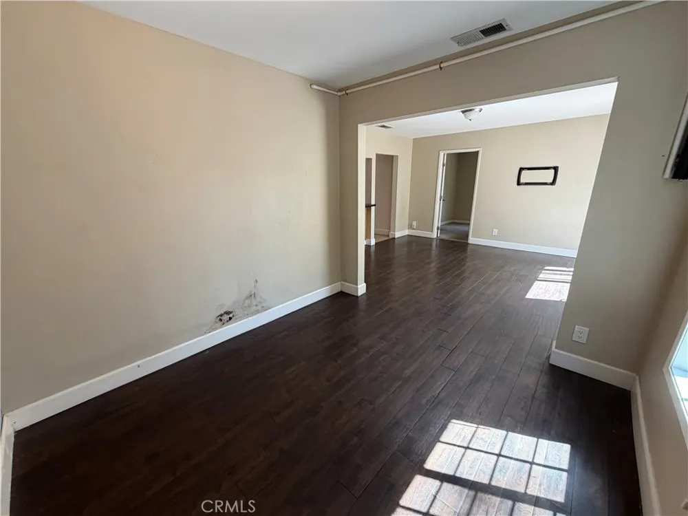 21514 Cohasset Street Canoga Park, CA 91303