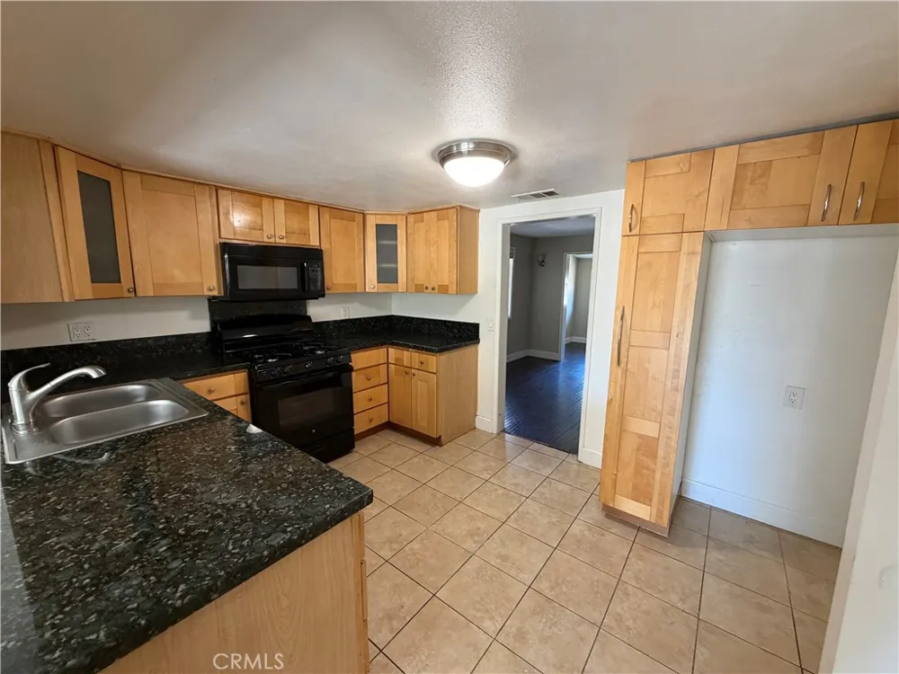 21514 Cohasset Street Canoga Park, CA 91303