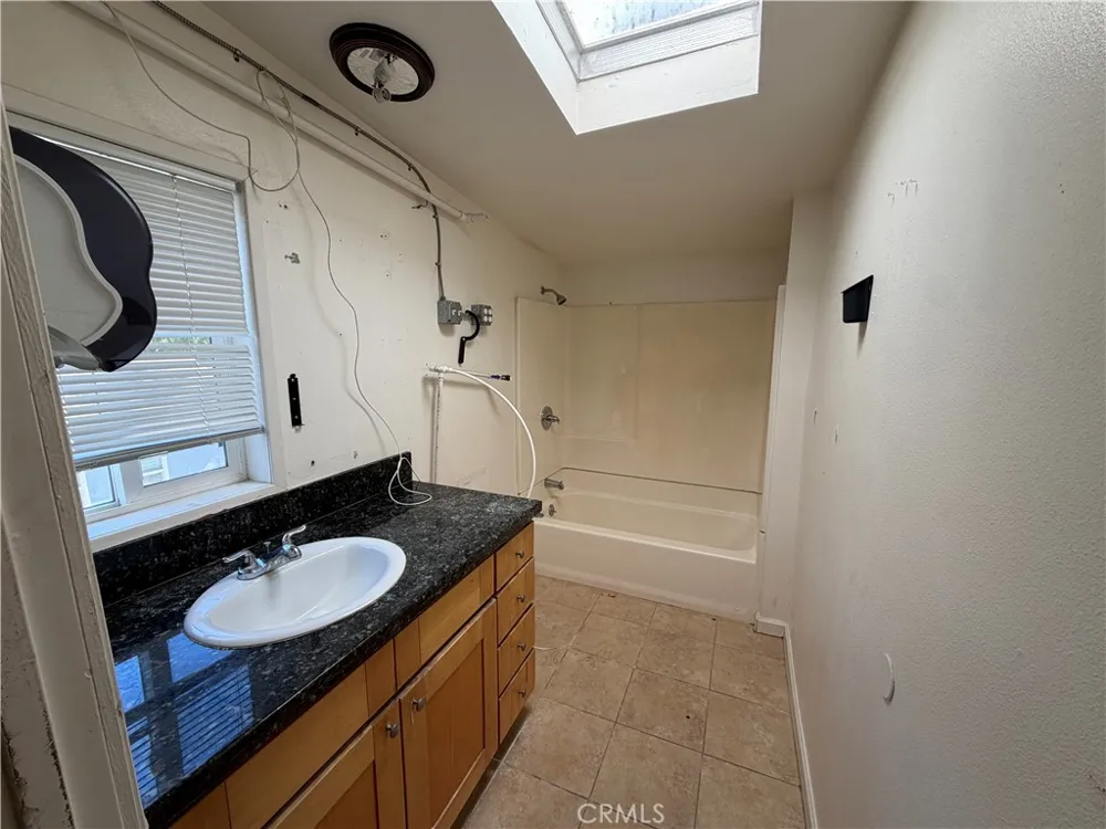 21514 Cohasset Street Canoga Park, CA 91303