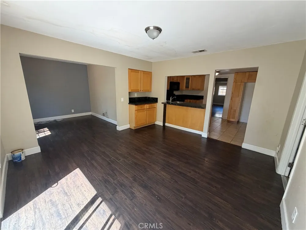 21514 Cohasset Street Canoga Park, CA 91303