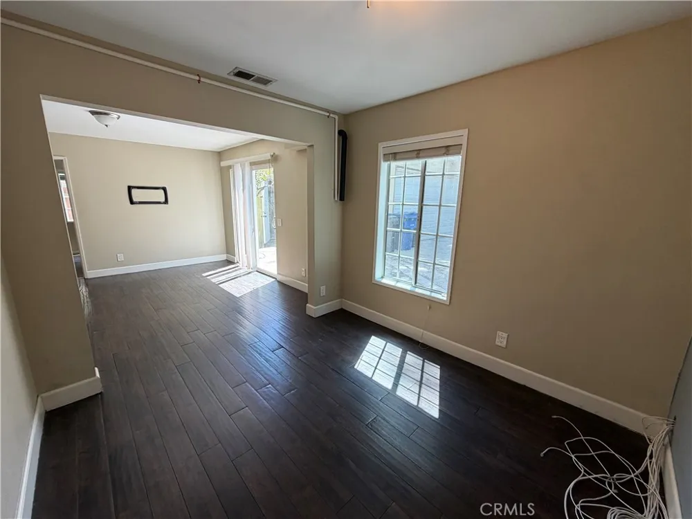 21514 Cohasset Street Canoga Park, CA 91303