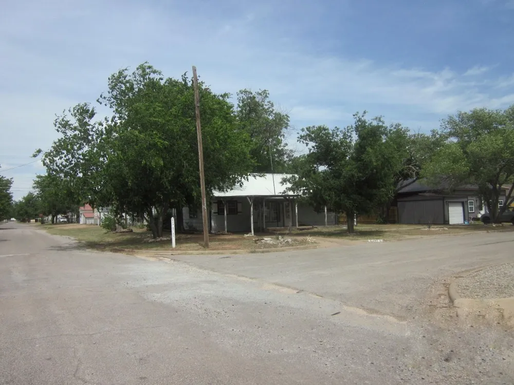 401 Avenue F SE Childress, TX 79201