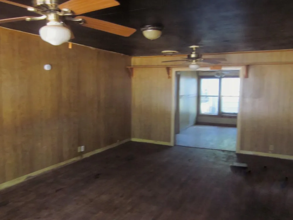 401 Avenue F SE Childress, TX 79201