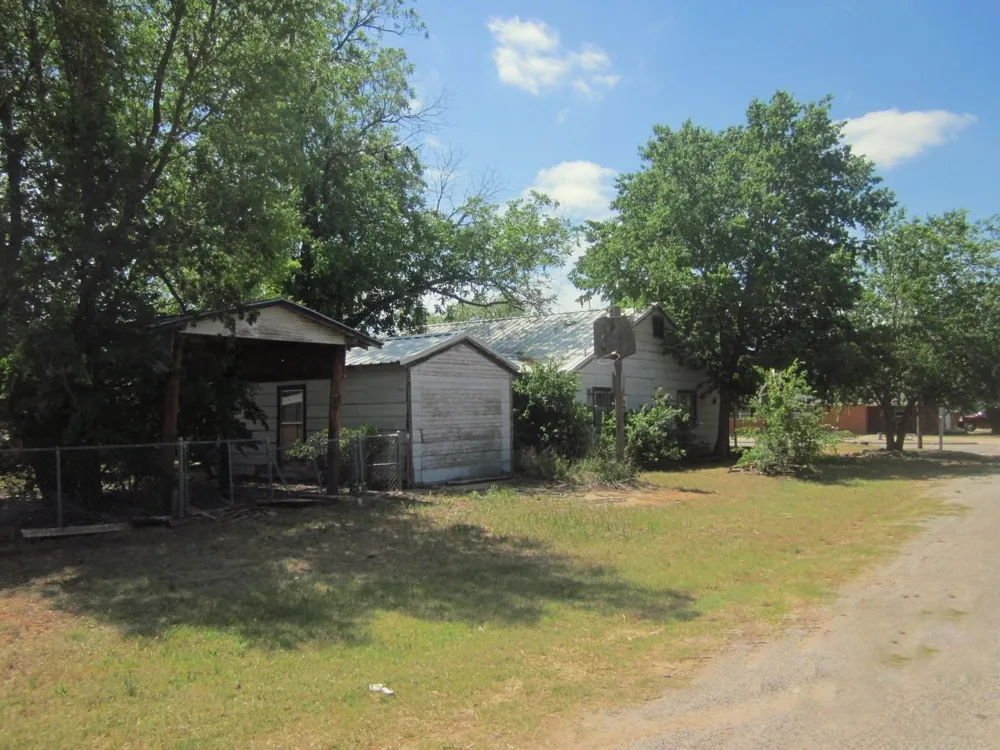 401 Avenue F SE Childress, TX 79201