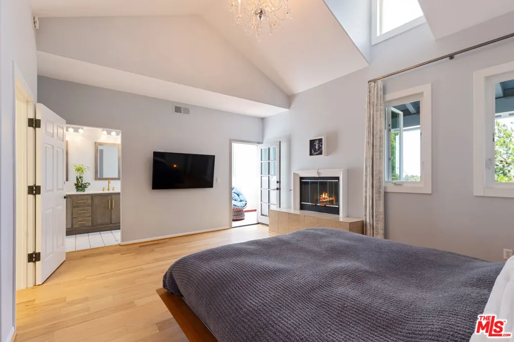 6435 Zumirez Drive Malibu, CA 90265