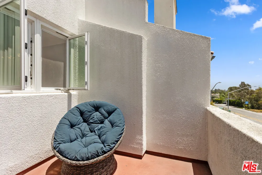 6435 Zumirez Drive Malibu, CA 90265