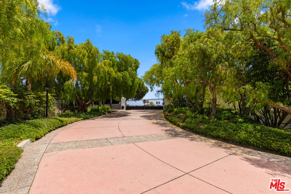 6435 Zumirez Drive Malibu, CA 90265