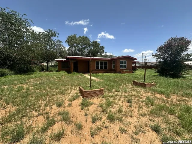 411 S TREVINO ST Pearsall, TX 78061