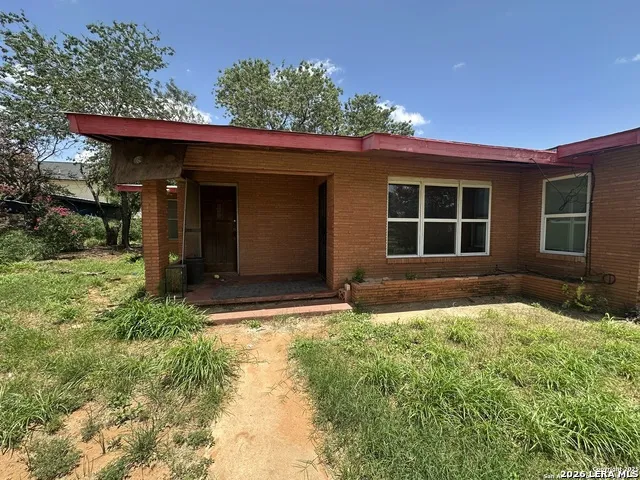 411 S TREVINO ST Pearsall, TX 78061
