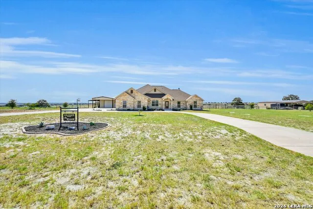 196 TRIPLE BEND DR La Vernia, TX 78121
