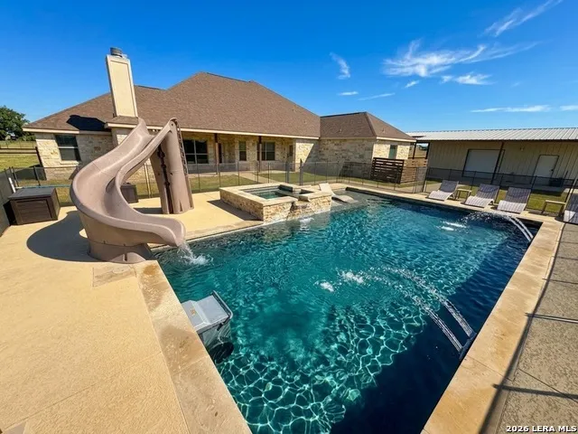 196 TRIPLE BEND DR La Vernia, TX 78121
