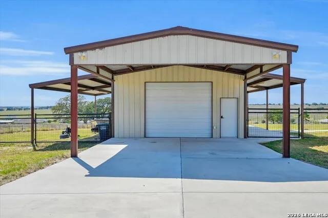 196 TRIPLE BEND DR La Vernia, TX 78121