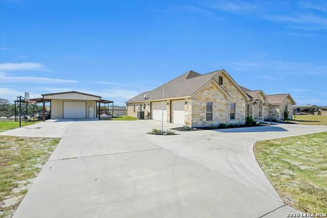 196 TRIPLE BEND DR La Vernia, TX 78121