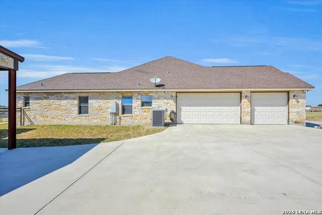 196 TRIPLE BEND DR La Vernia, TX 78121