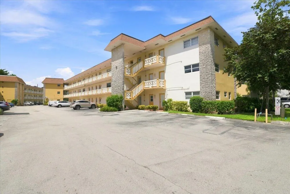 5121 W OAKLAND PARK #109 Lauderdale Lakes, FL 33313