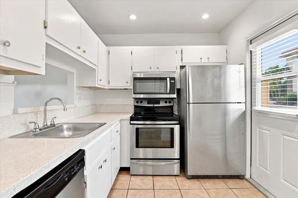5121 W OAKLAND PARK #109 Lauderdale Lakes, FL 33313
