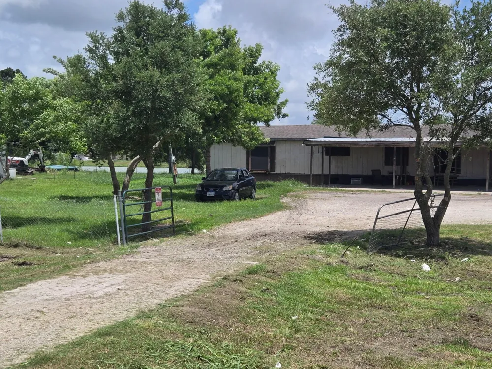 8235 County Road 128 Pearland, TX 77511
