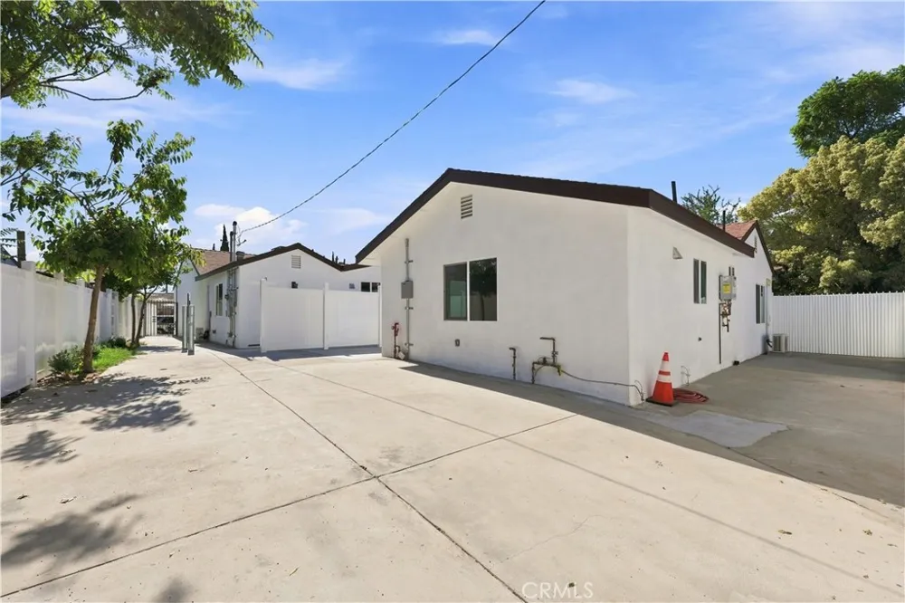 11917 Burton Street North Hollywood, CA 91605