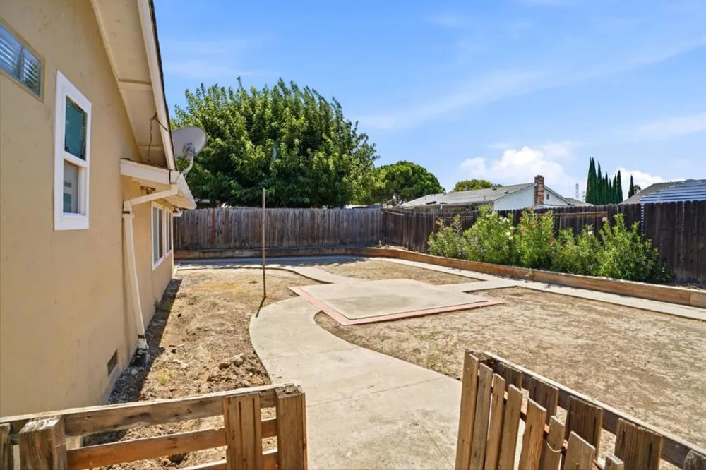 6 Huntington Circle Pittsburg, CA 94565