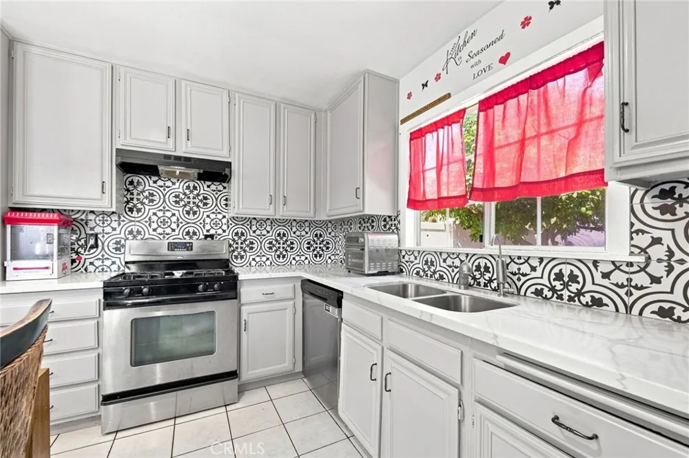 15014 Copper Los Angeles, CA 91345