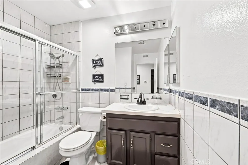15014 Copper Los Angeles, CA 91345