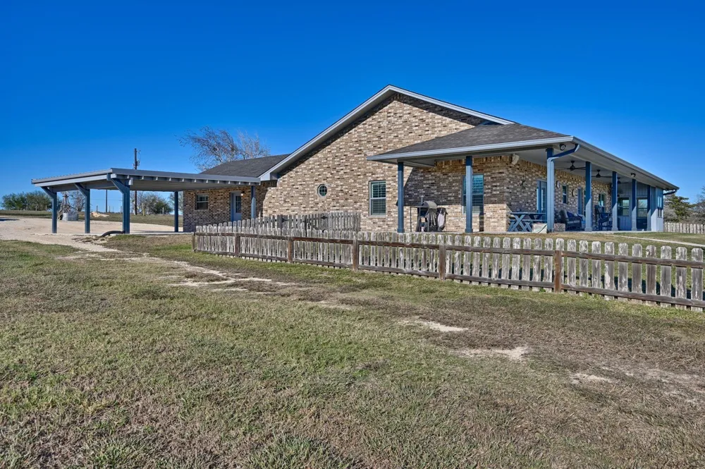 1733 County Road 376 Shiner, TX 77984