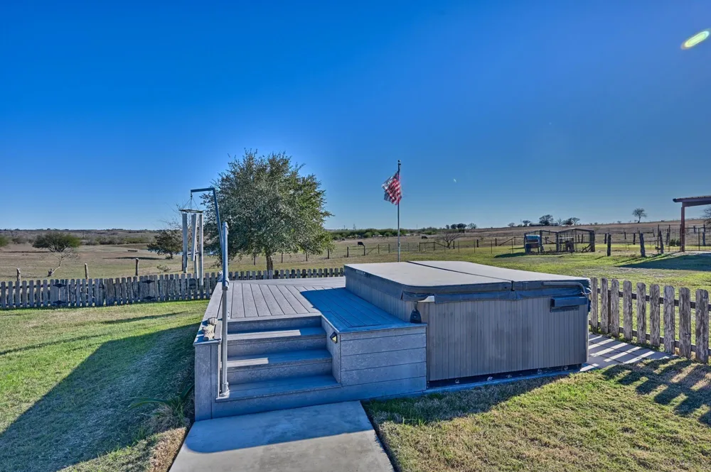 1733 County Road 376 Shiner, TX 77984