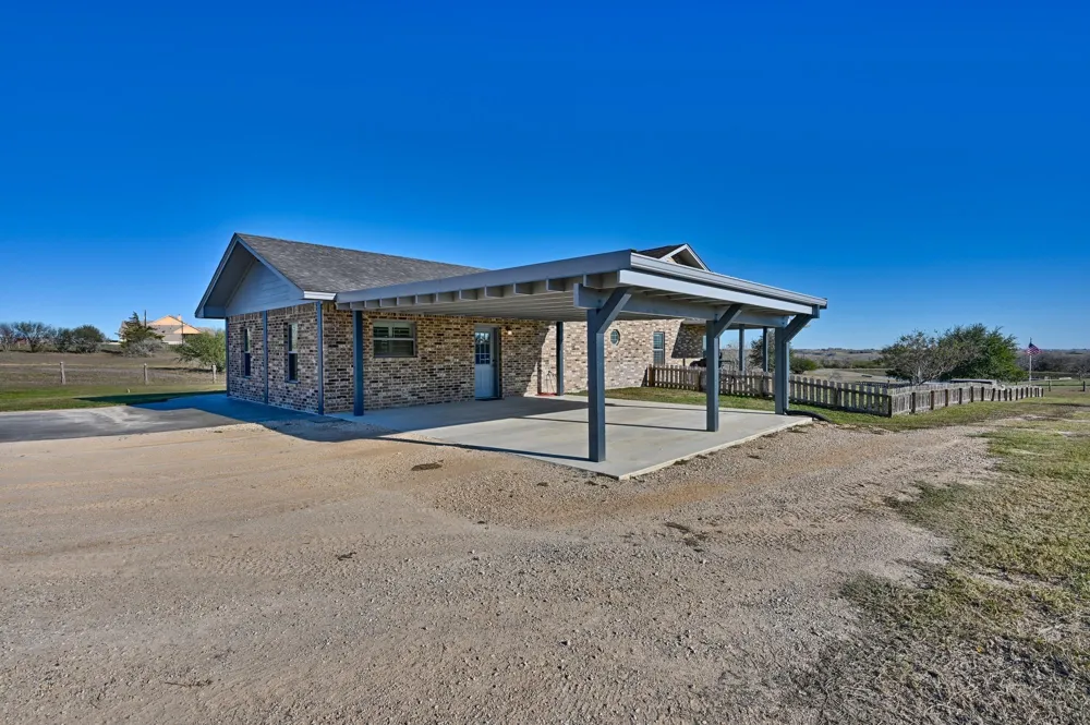 1733 County Road 376 Shiner, TX 77984