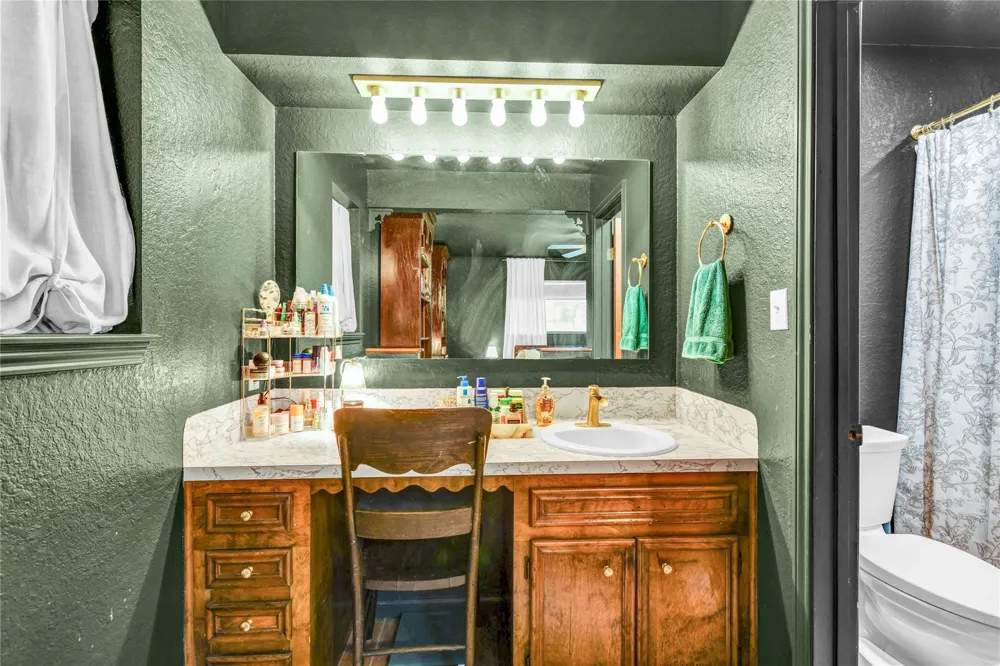 1307 Rev Swinney Street West Columbia, TX 77486