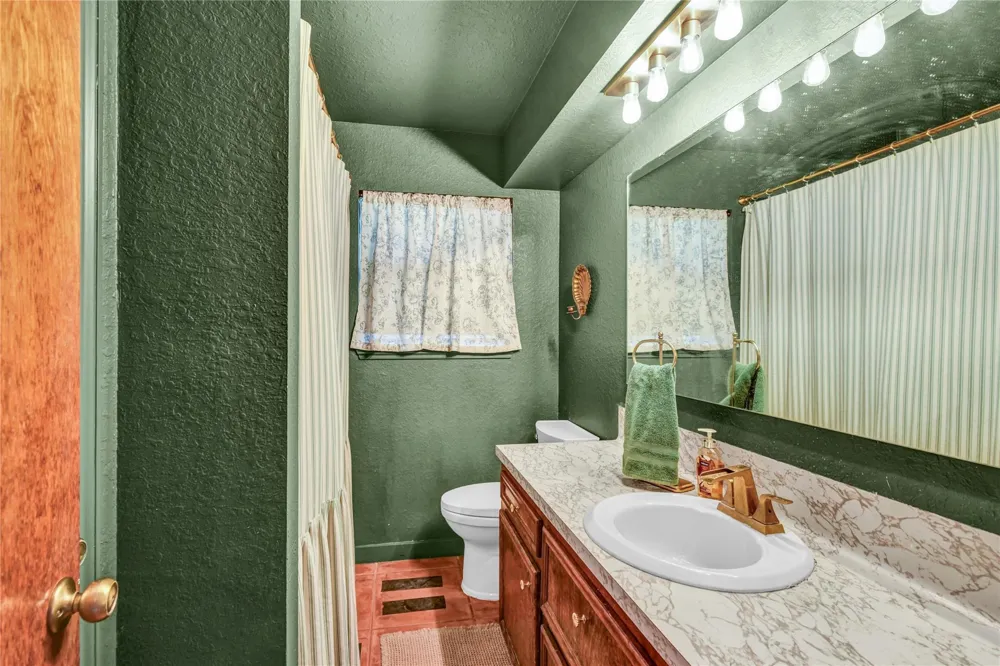 1307 Rev Swinney Street West Columbia, TX 77486