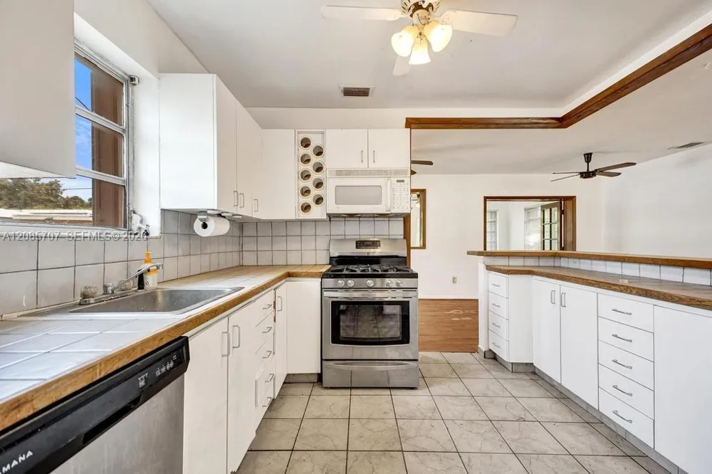 19731 Gulfstream Rd Cutler Bay, FL 33157