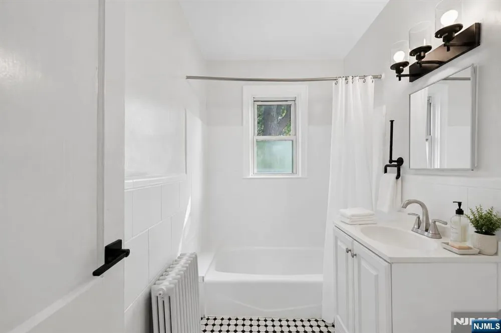 140 W Englewood Avenue 5B Teaneck, NJ 07666