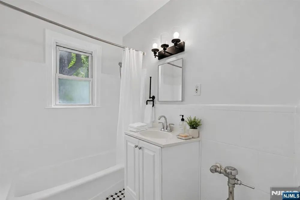 140 W Englewood Avenue 5B Teaneck, NJ 07666