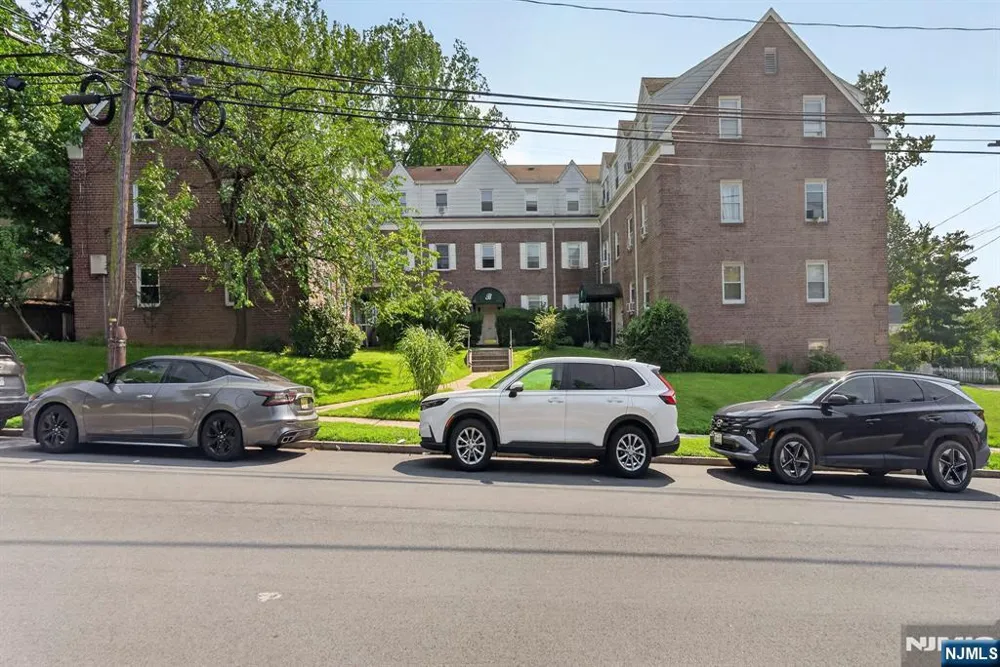 140 W Englewood Avenue 5B Teaneck, NJ 07666